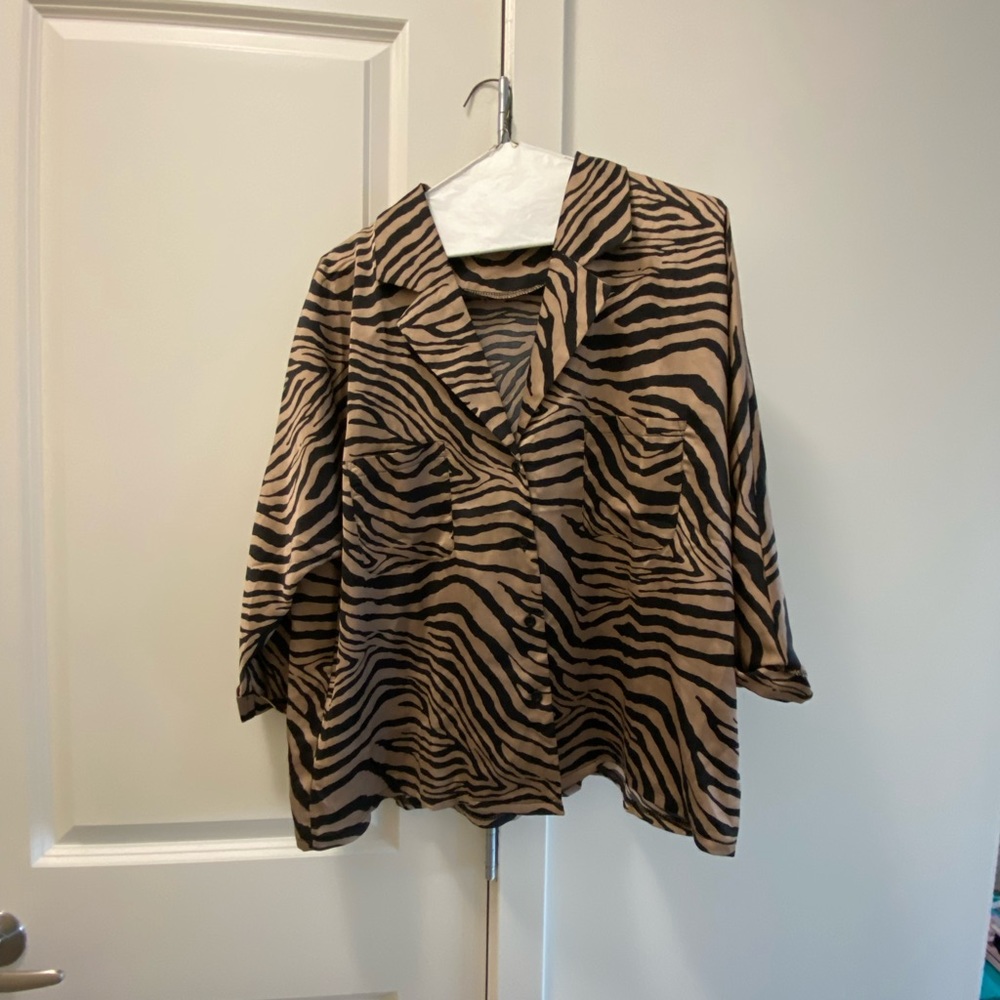 Relaxed zebra top